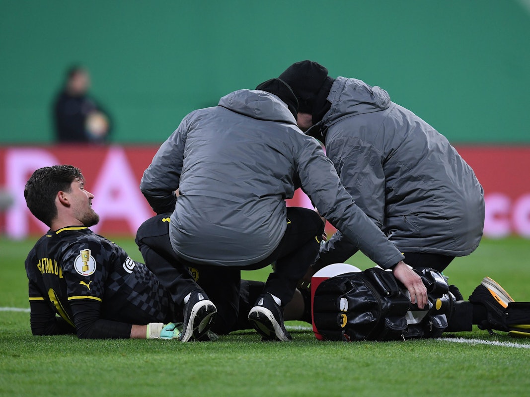 Gregor Kobel wird auf dem Rasen behandelt.