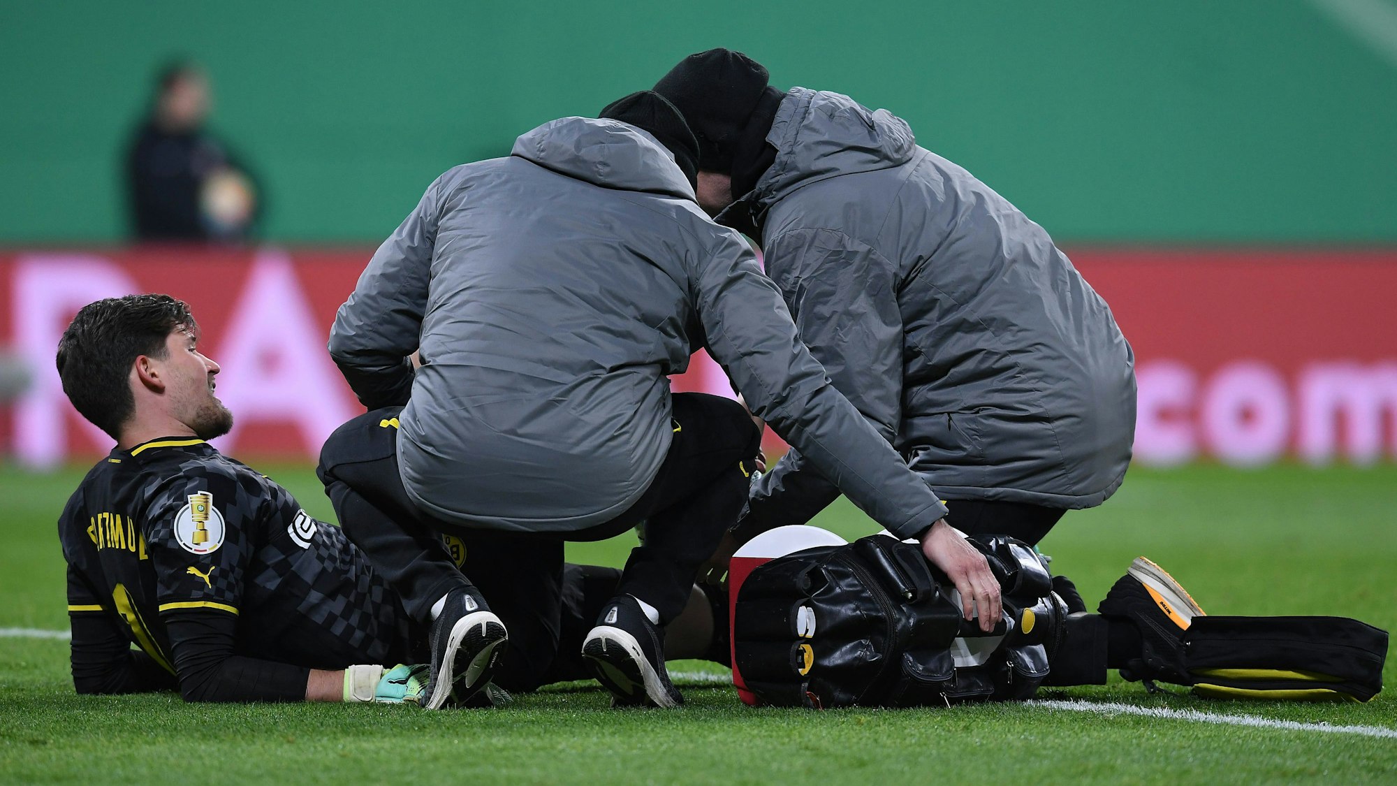 Gregor Kobel wird auf dem Rasen behandelt.