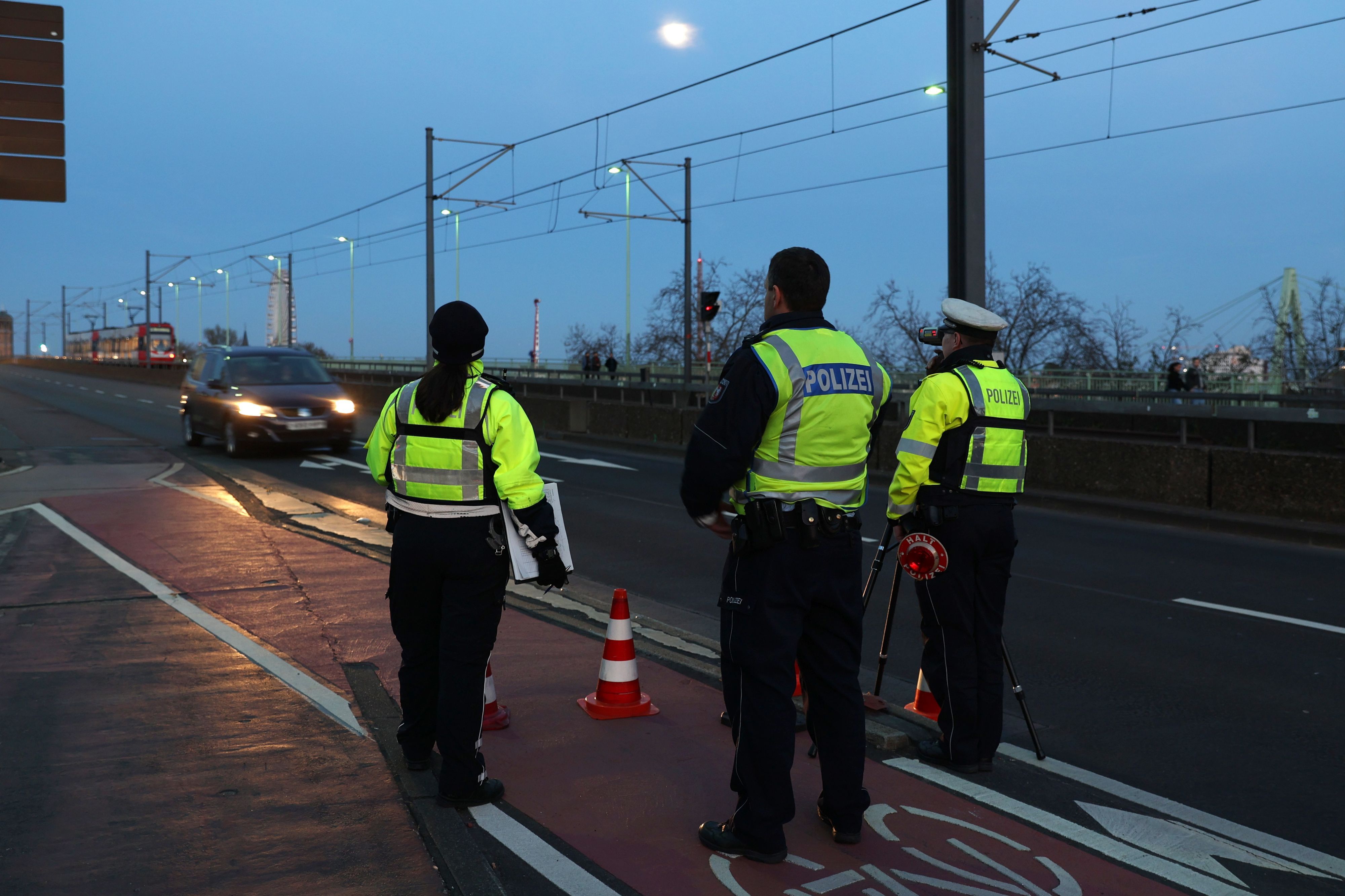 Die Kölner Polizei kontrolliert Autofahrer und -fahrerinnen auf der Deutzer Brücke.