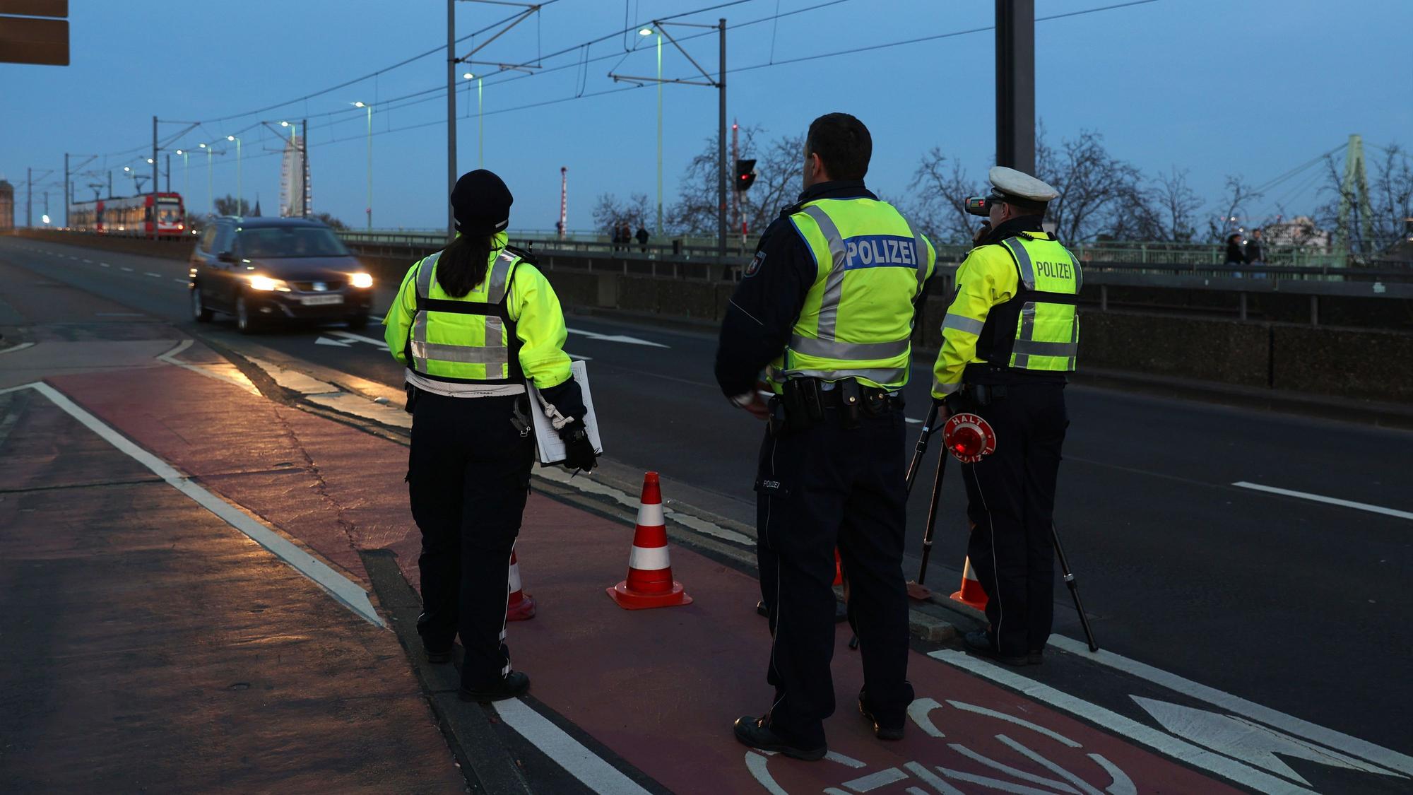 Die Kölner Polizei kontrolliert Autofahrer und -fahrerinnen auf der Deutzer Brücke.