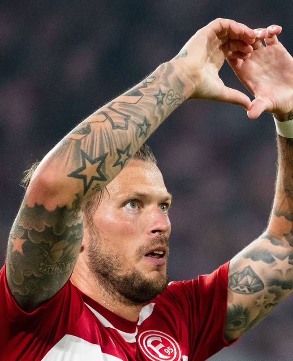 Düsseldorfs Torschütze Daniel Ginczek jubelt nach dem Treffer zur 1:0 Führung gegen Hertha.