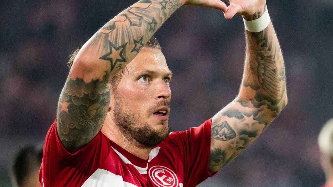 Düsseldorfs Torschütze Daniel Ginczek jubelt nach dem Treffer zur 1:0 Führung gegen Hertha.