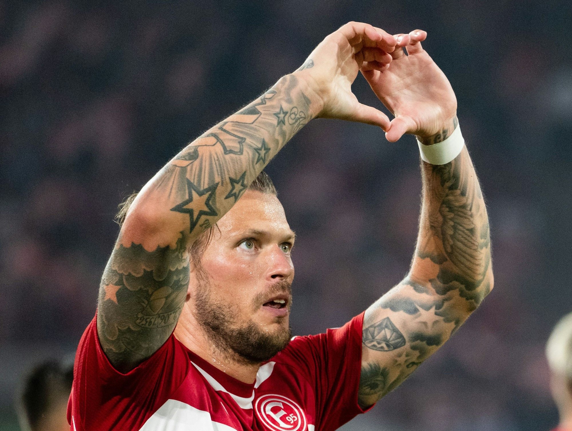 Düsseldorfs Torschütze Daniel Ginczek jubelt nach dem Treffer zur 1:0 Führung gegen Hertha.