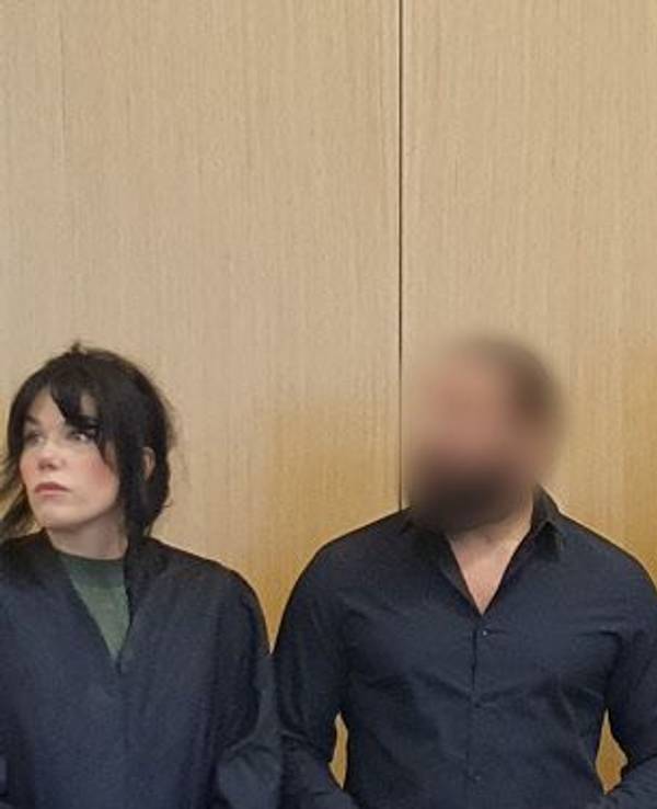 Der Angeklagte (M) steht am 1. August 2023 neben seiner Verteidigerin Franziska Ernst (l) und seinem Verteidiger Wolf Bonn im Gerichtssaal.