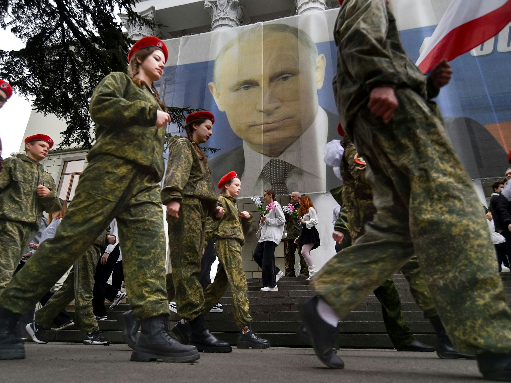 Jugendliche nehmen an einer Aktion anlässlich des neunten Jahrestages der russischen Annexion der Krim teil.