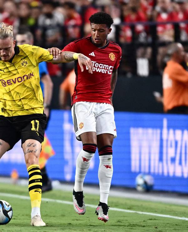 Marius Wolf (Borussia Dortmund) behauptet den Ball gegen Facundo Pellistri (l.) von Manchester United.