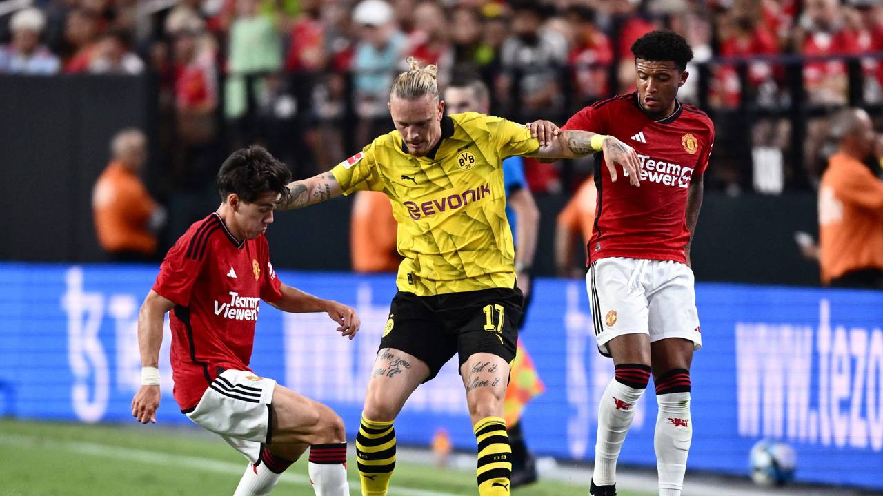 Marius Wolf (Borussia Dortmund) behauptet den Ball gegen Facundo Pellistri (l.) von Manchester United.