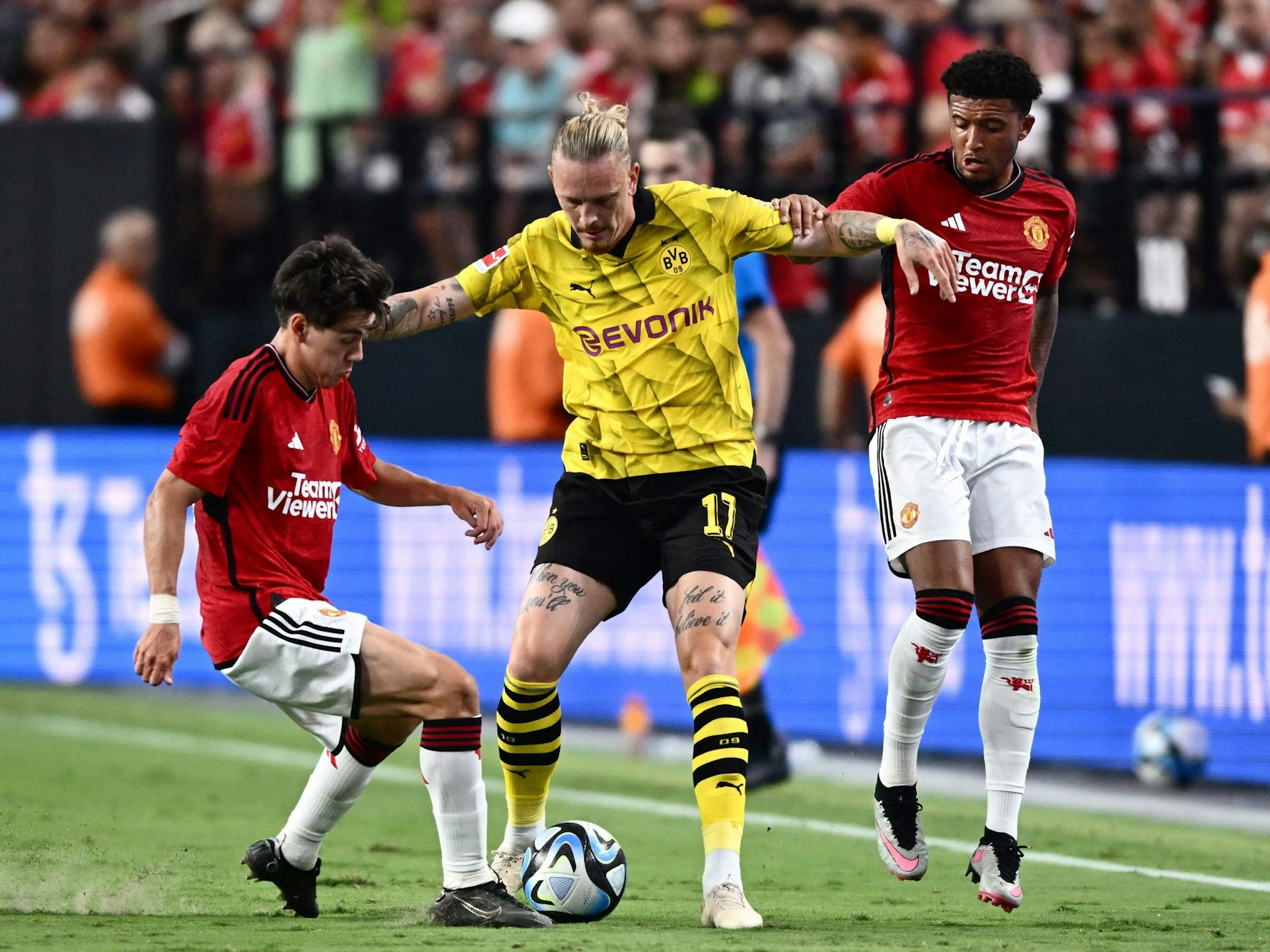 Marius Wolf (Borussia Dortmund) behauptet den Ball gegen Facundo Pellistri (l.) von Manchester United.