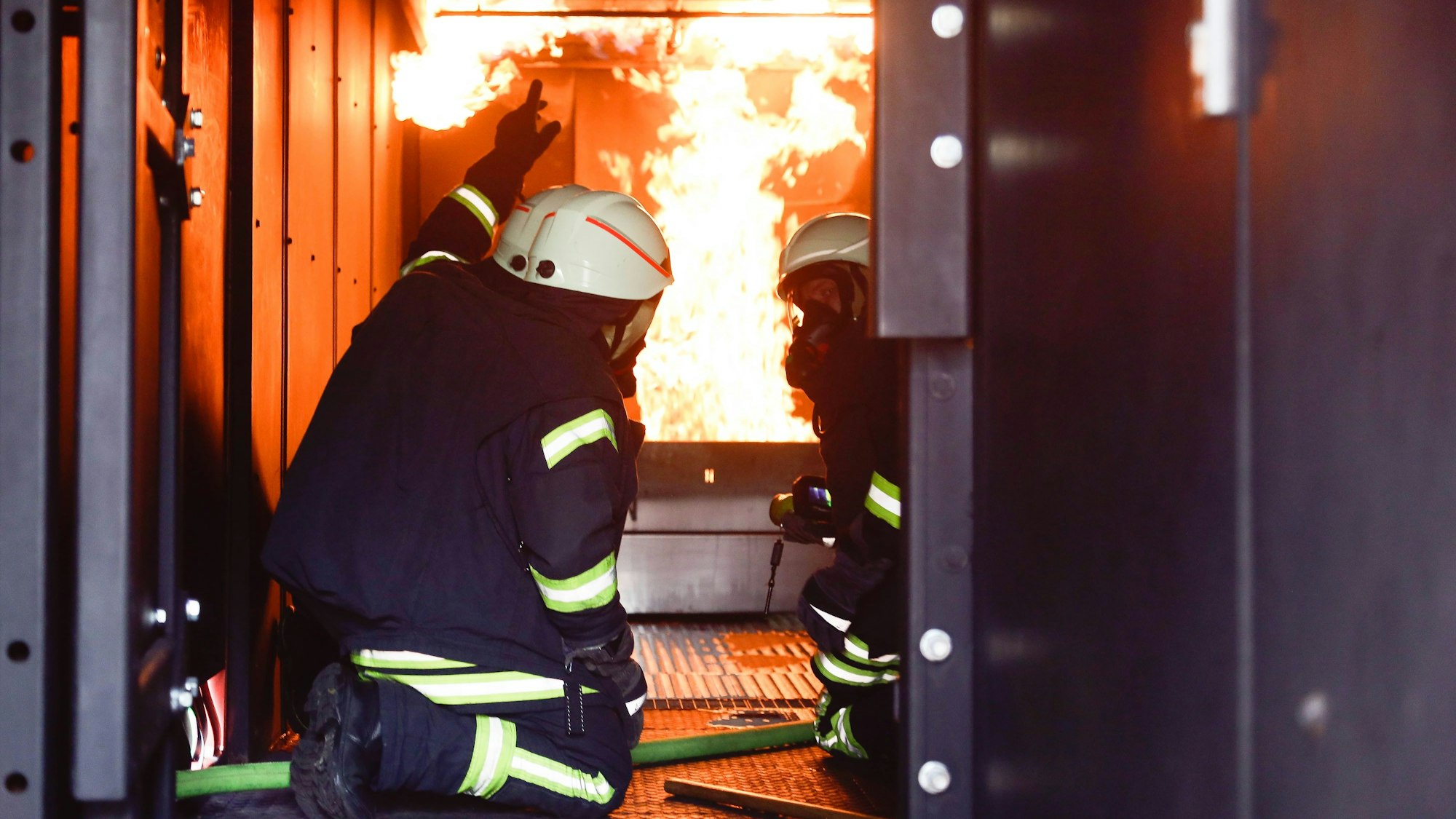 Einsatzkräfte der Feuerwehr bei einer Übung in Köln. In der Nacht zu Dienstag mussten sie zu einem Einsatz in Köln-Wahn ausrücken.