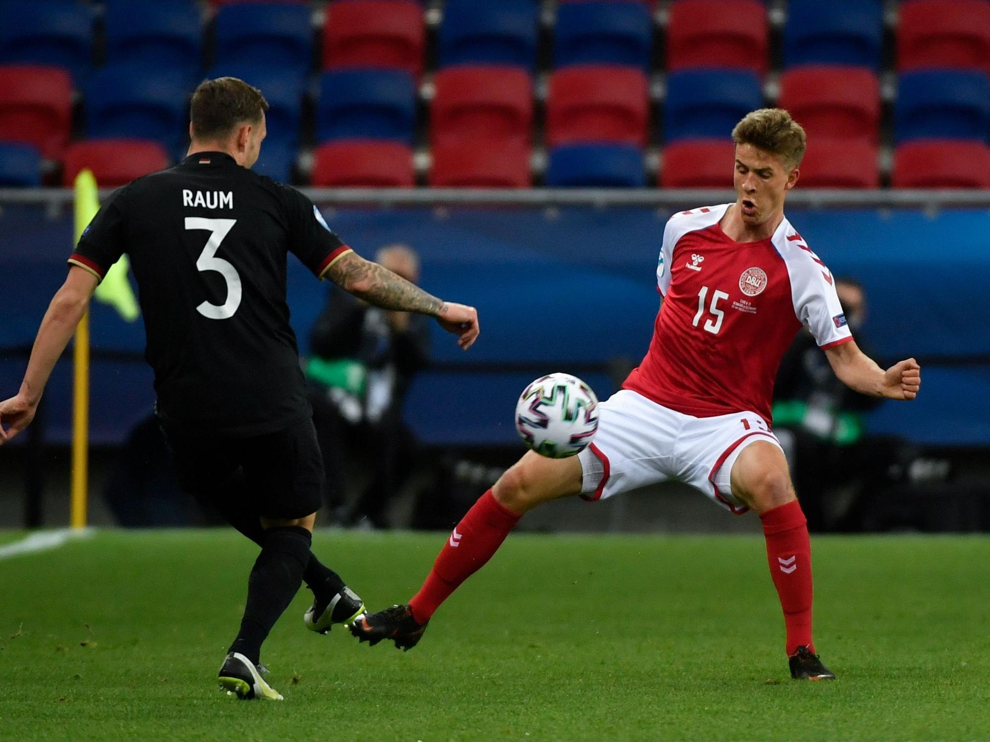 David Raum (Deutschland) und Rasmus Carstensen (Dänemark, r) in Aktion.