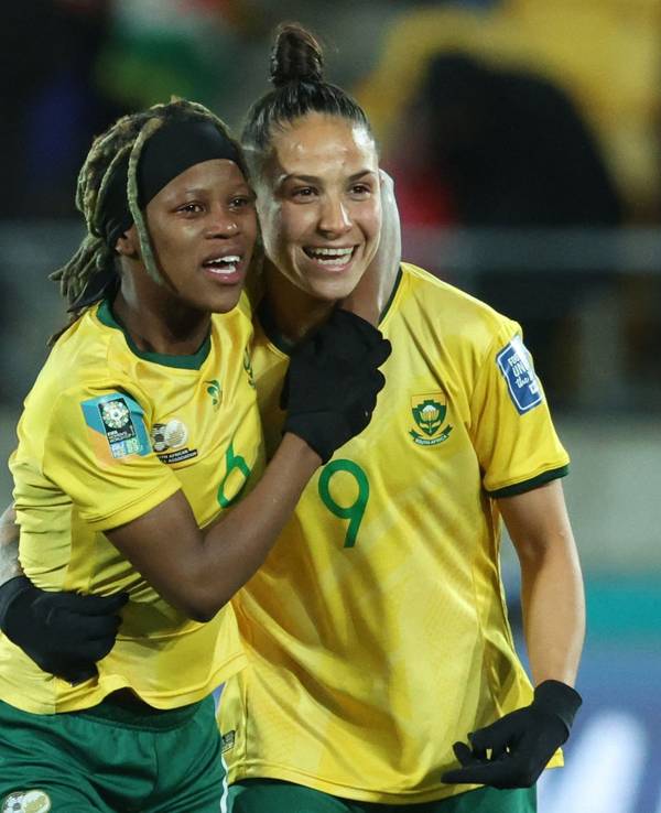 Noxolo Cesane (l.) und Gabriela Salgado umarmen sich nach dem Sieg der südafrikanischen Nationalmannschaft gegen Italien.