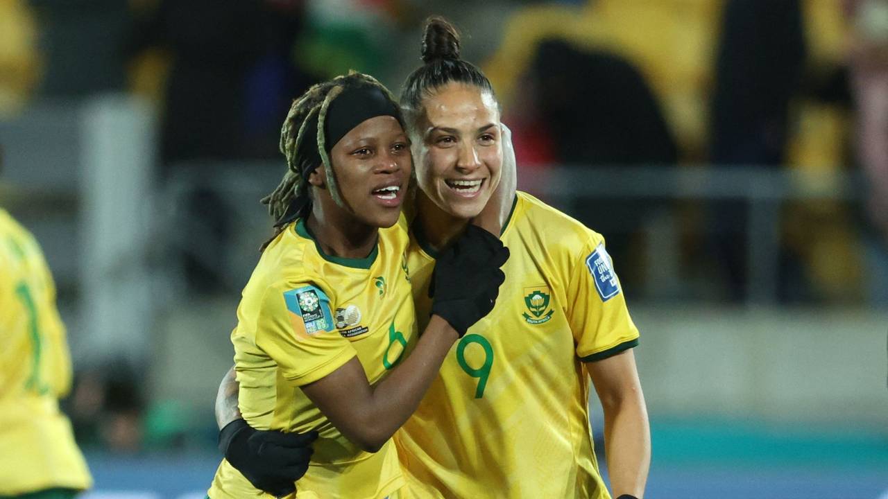 Noxolo Cesane (l.) und Gabriela Salgado umarmen sich nach dem Sieg der südafrikanischen Nationalmannschaft gegen Italien.