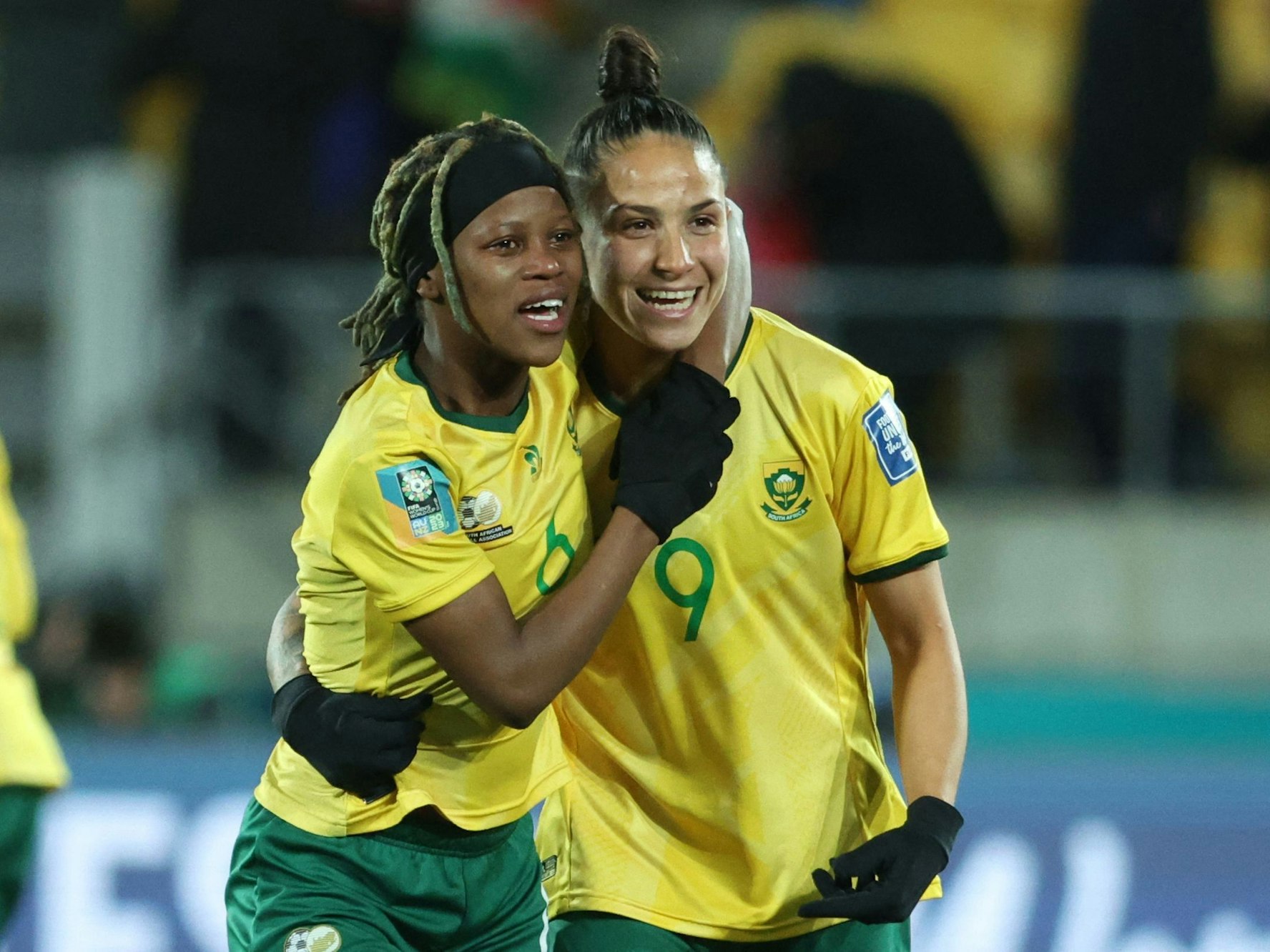 Noxolo Cesane (l.) und Gabriela Salgado umarmen sich nach dem Sieg der südafrikanischen Nationalmannschaft gegen Italien.