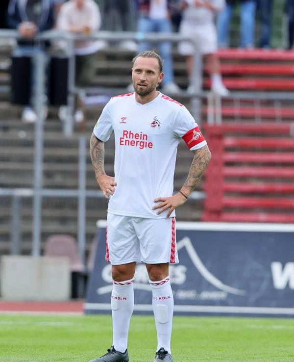 Marco Höger stemmt die Arme in die Hüfte.