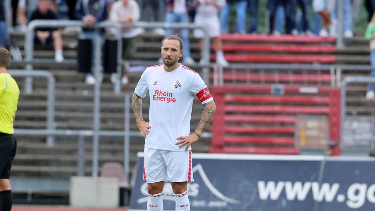 Marco Höger stemmt die Arme in die Hüfte.