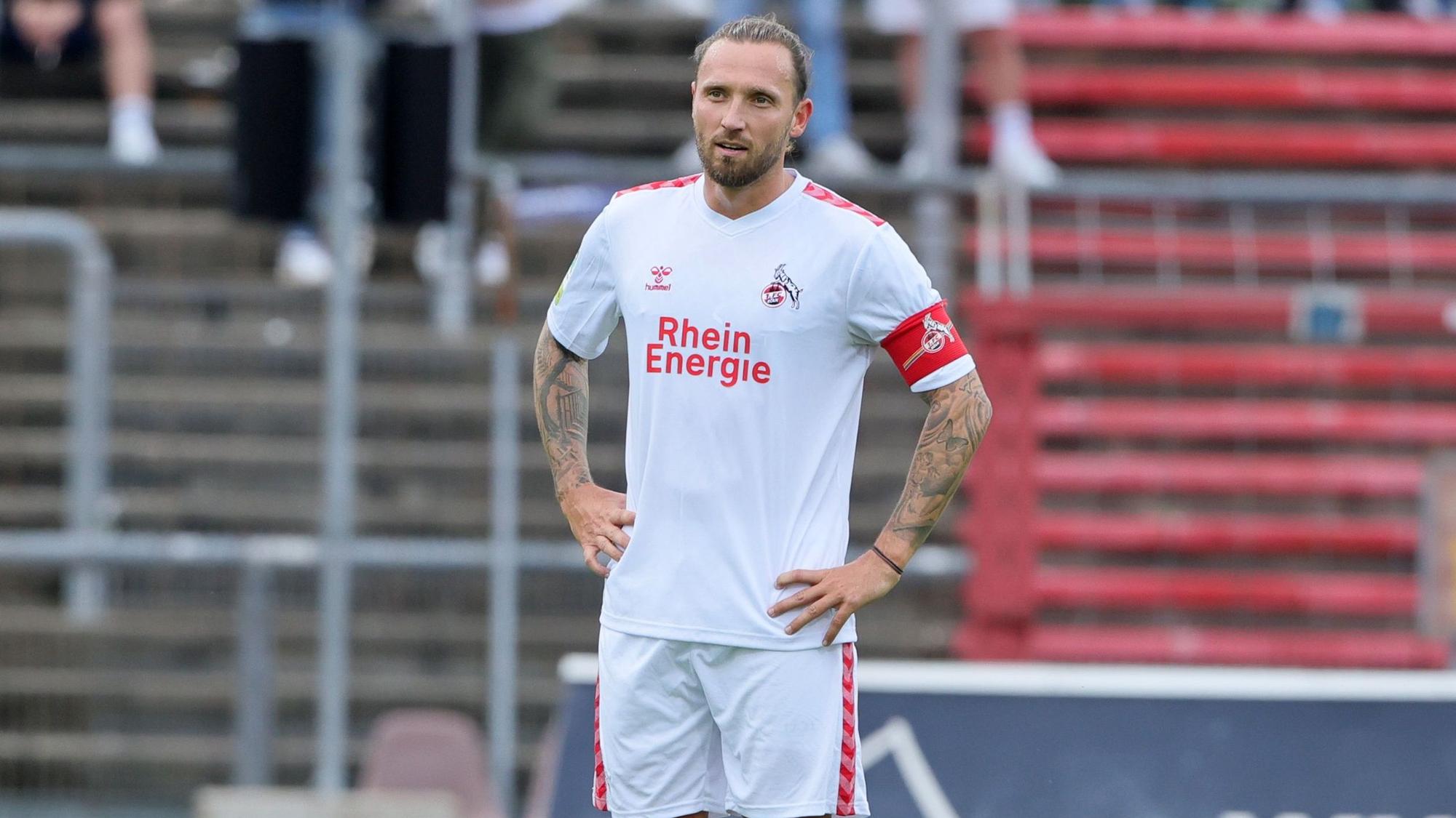 Marco Höger stemmt die Arme in die Hüfte.