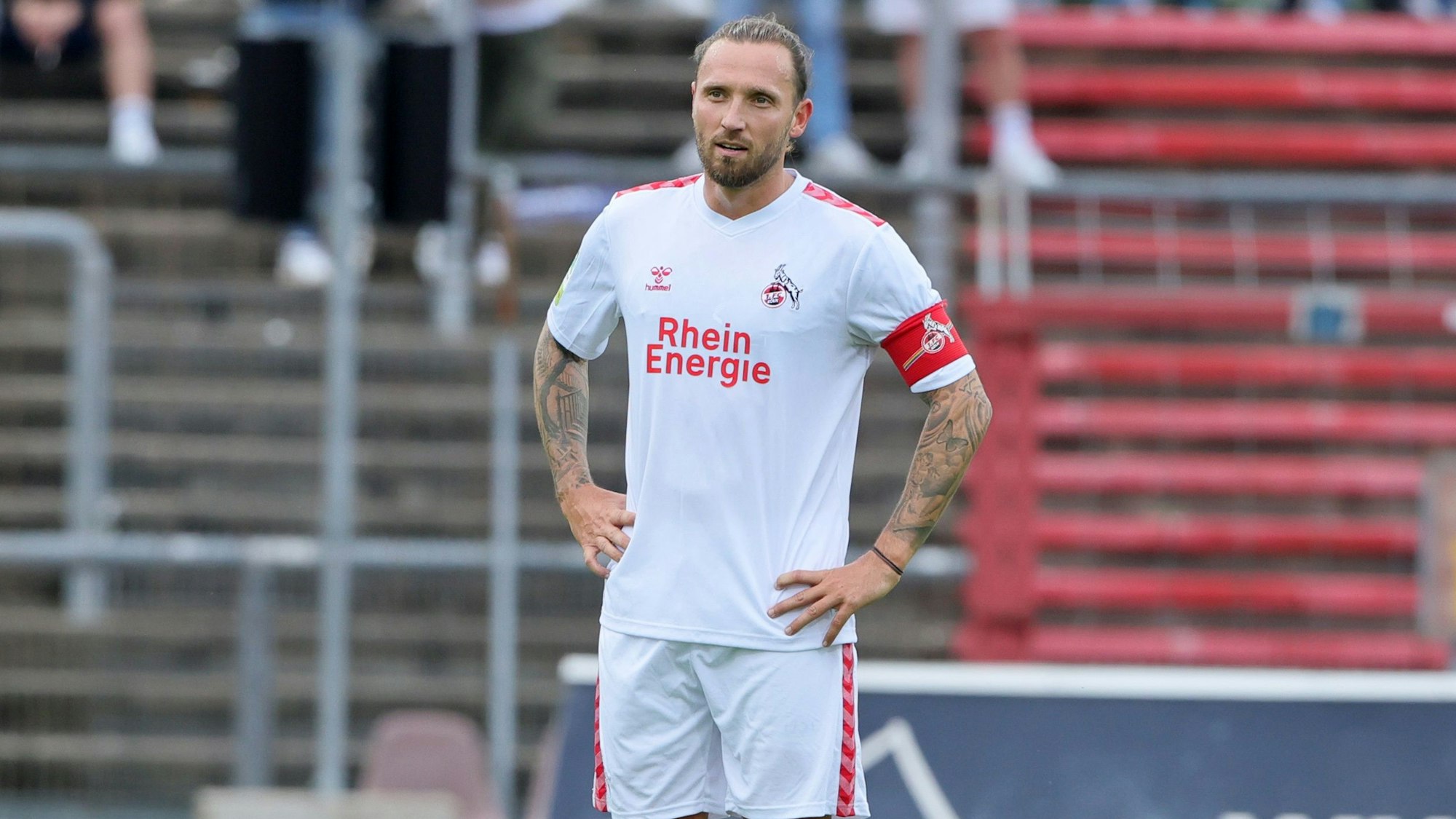 Marco Höger stemmt die Arme in die Hüfte.