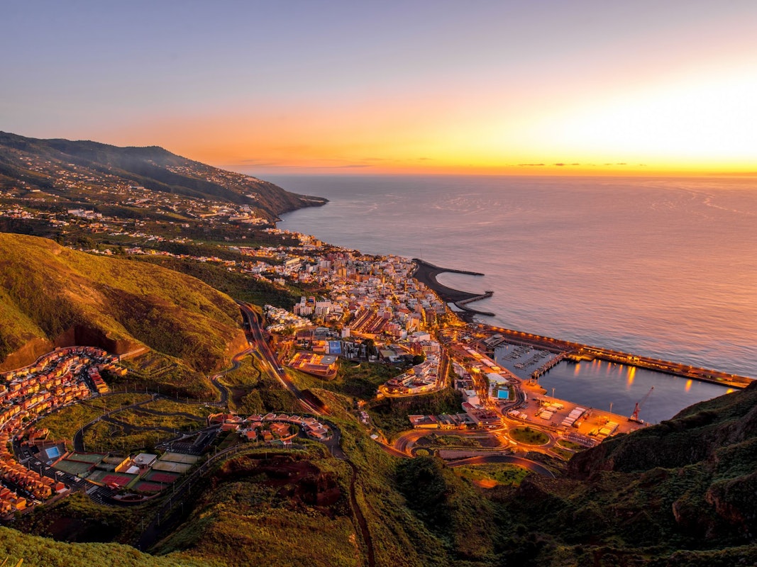 Auf dem Foto sieht man die Stadt Santa Cruz de la Palma von oben.