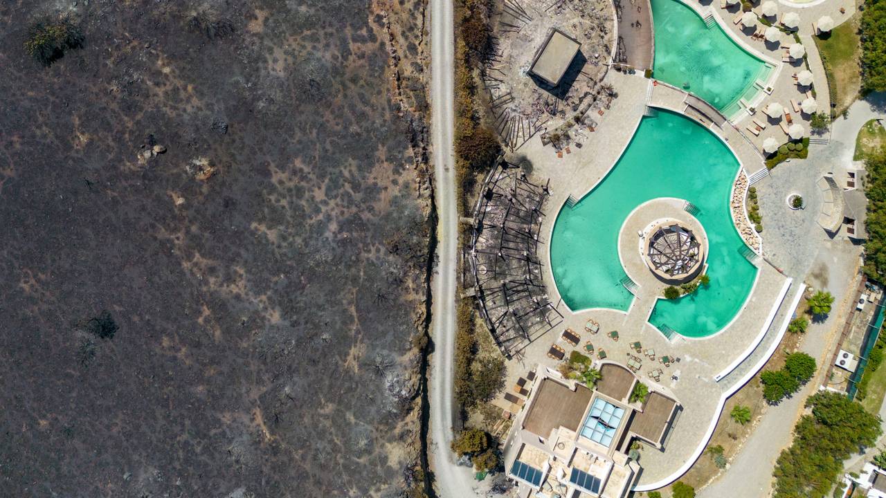 Im griechischen Ort Kiotari auf Rhodos ist das Feuer bis an die Hotels am Strand vorgedrungen.