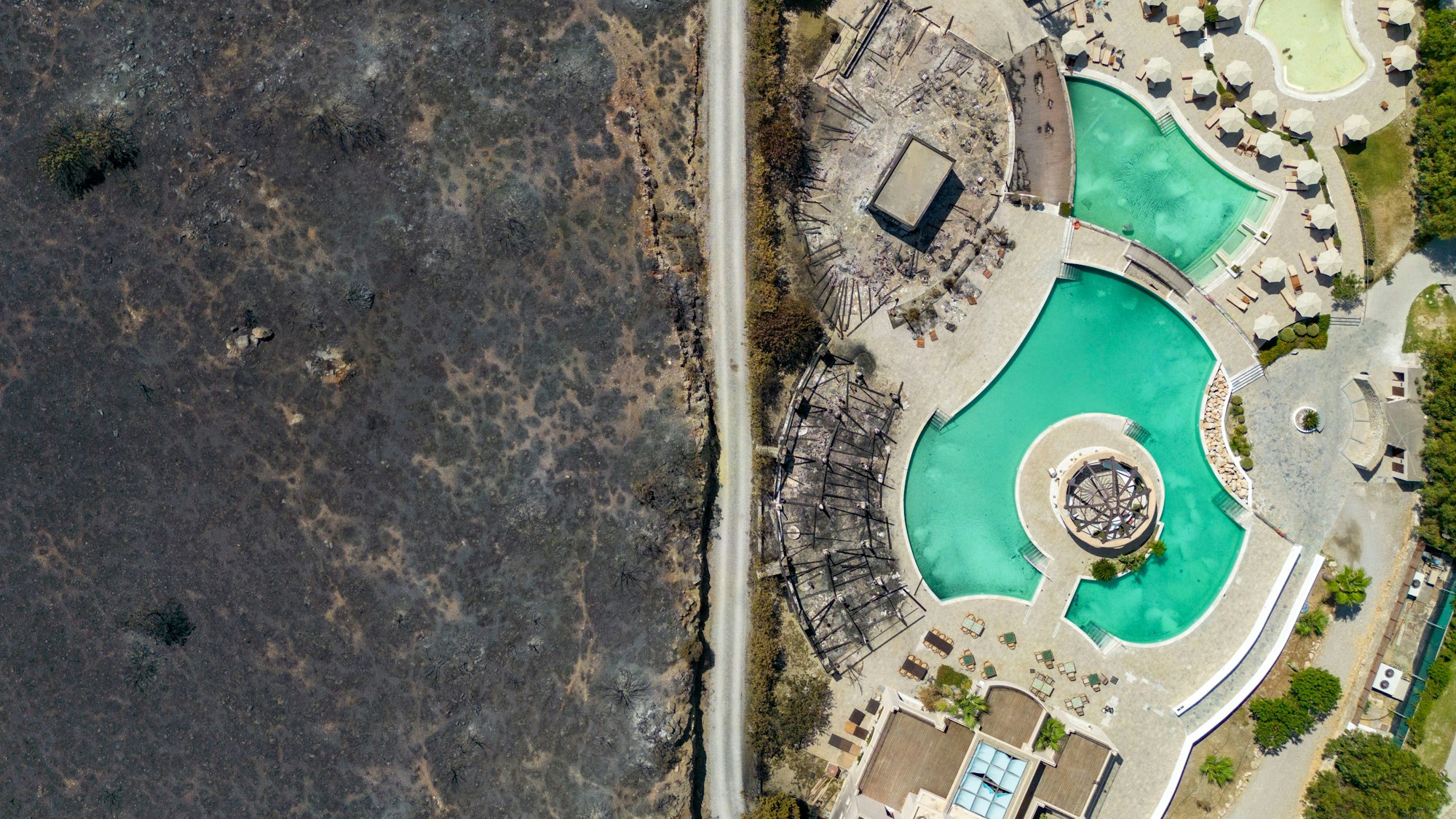 Im griechischen Ort Kiotari auf Rhodos ist das Feuer bis an die Hotels am Strand vorgedrungen.