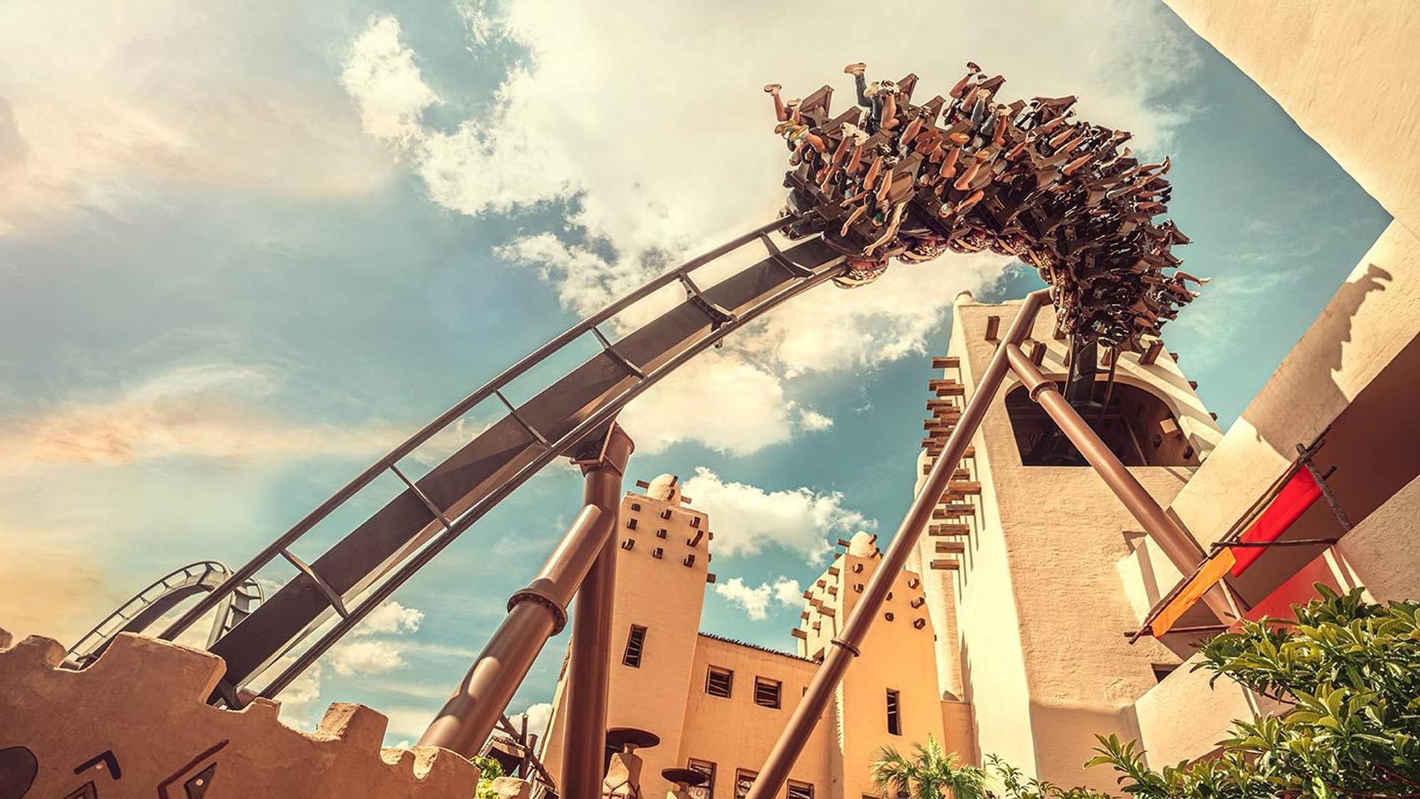 Foto vom Boden in die Luft auf die Achterbahn Black Mama im Phantasialand.
