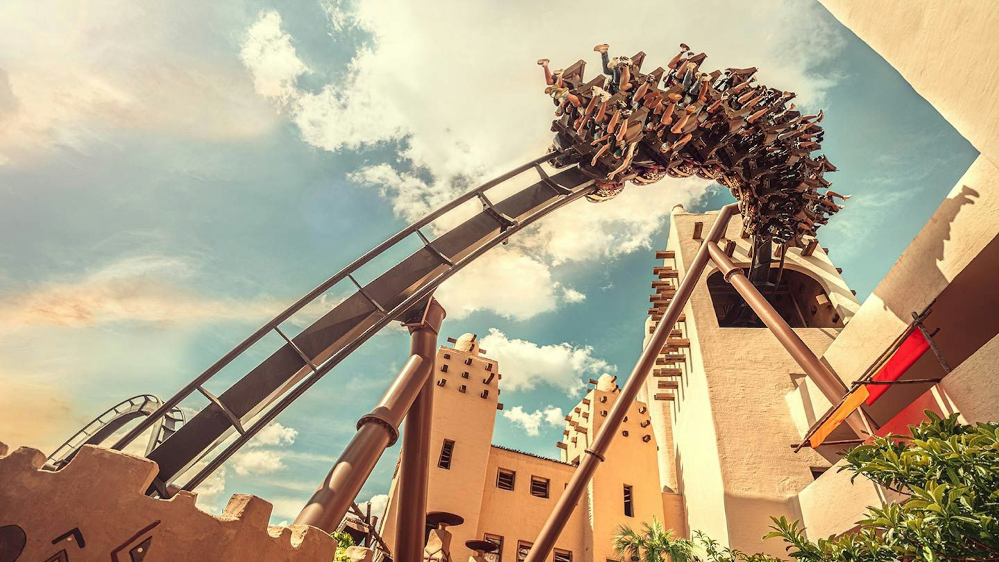 Foto vom Boden in die Luft auf die Achterbahn Black Mama im Phantasialand.