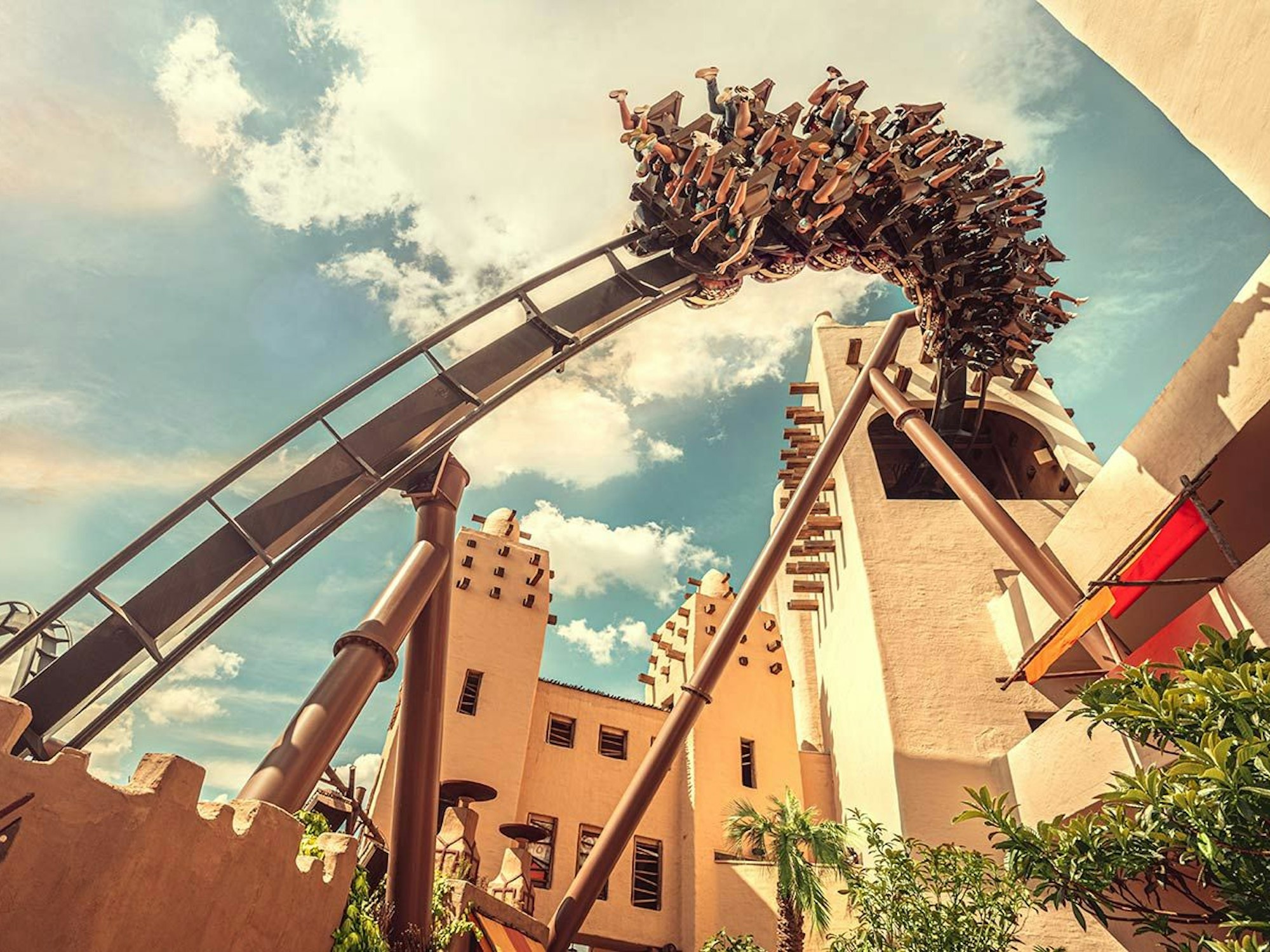 Ein Blick auf die Achterbahn Black Mamba im Phantasialand.