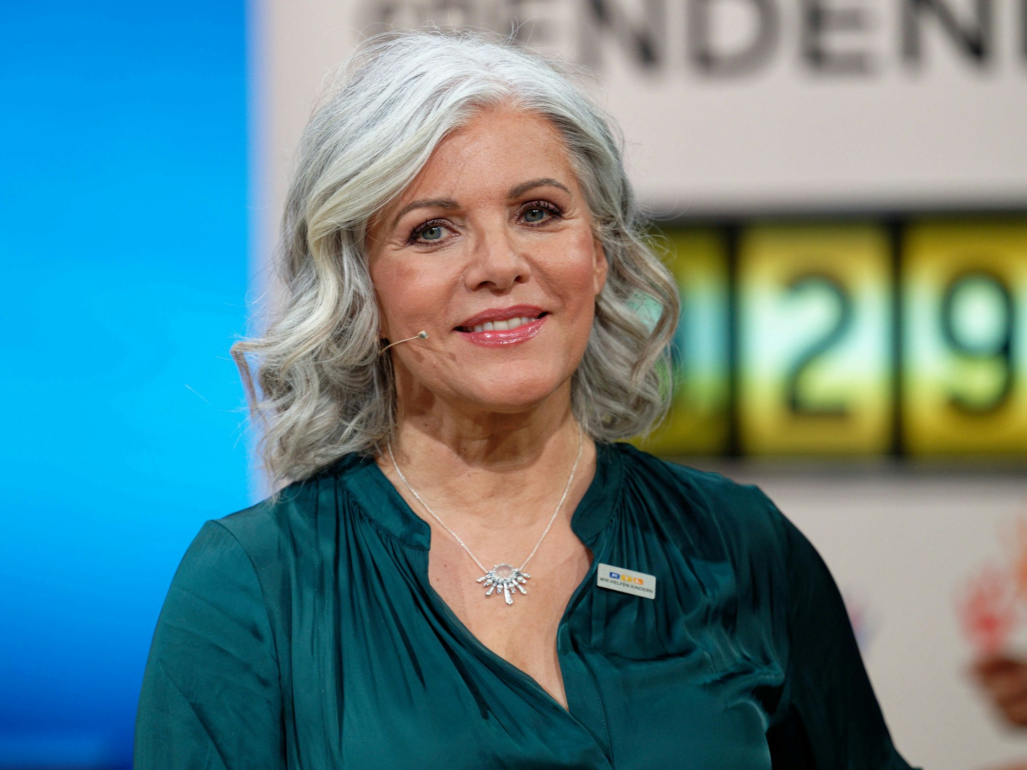 Die Moderatorin Birgit Schrowange steht im Studio des RTL Spendenmarathons.