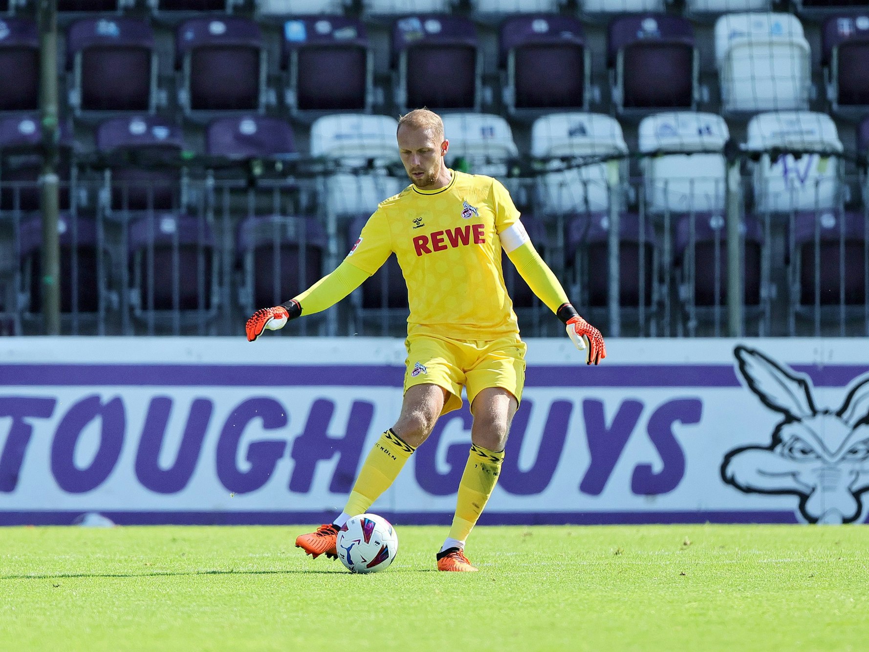 Marvin Schwäbe passt den Ball.