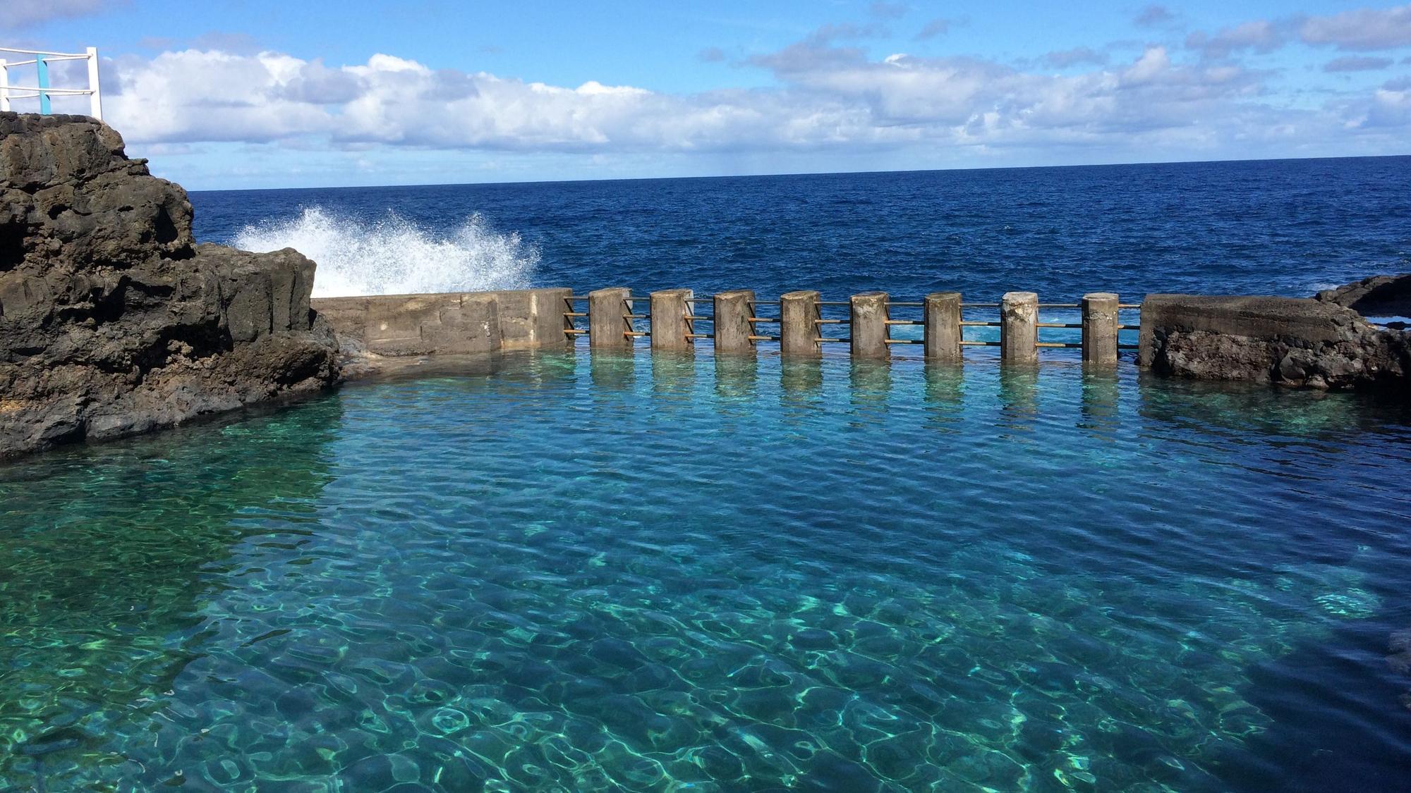 Auf dem Foto sieht man das Meerwasserbecken Charco Azul.