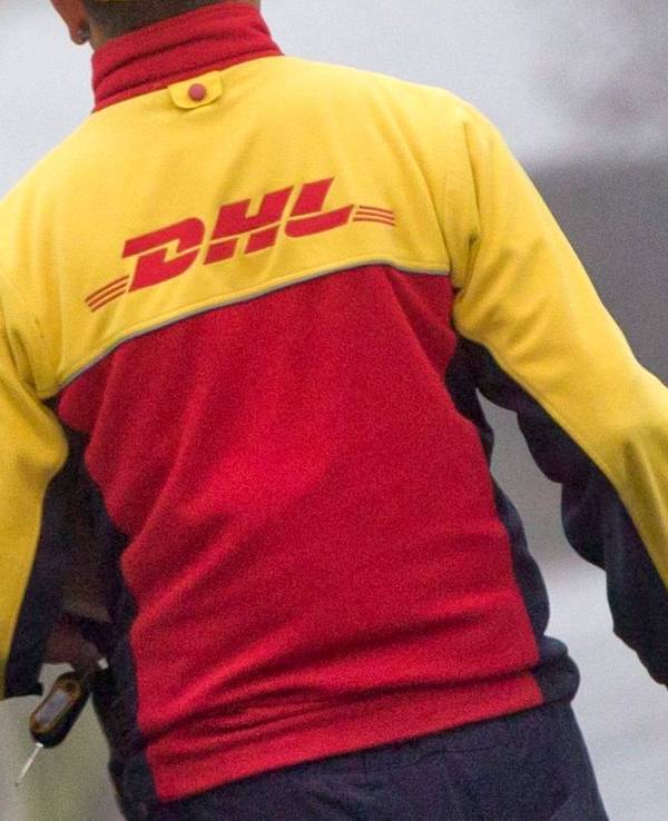 Ein DHL-Paketzusteller liefert in seinem Zustellbezirk Sendungen aus. Die Aufnahme stammt vom 9. Dezember 2014.