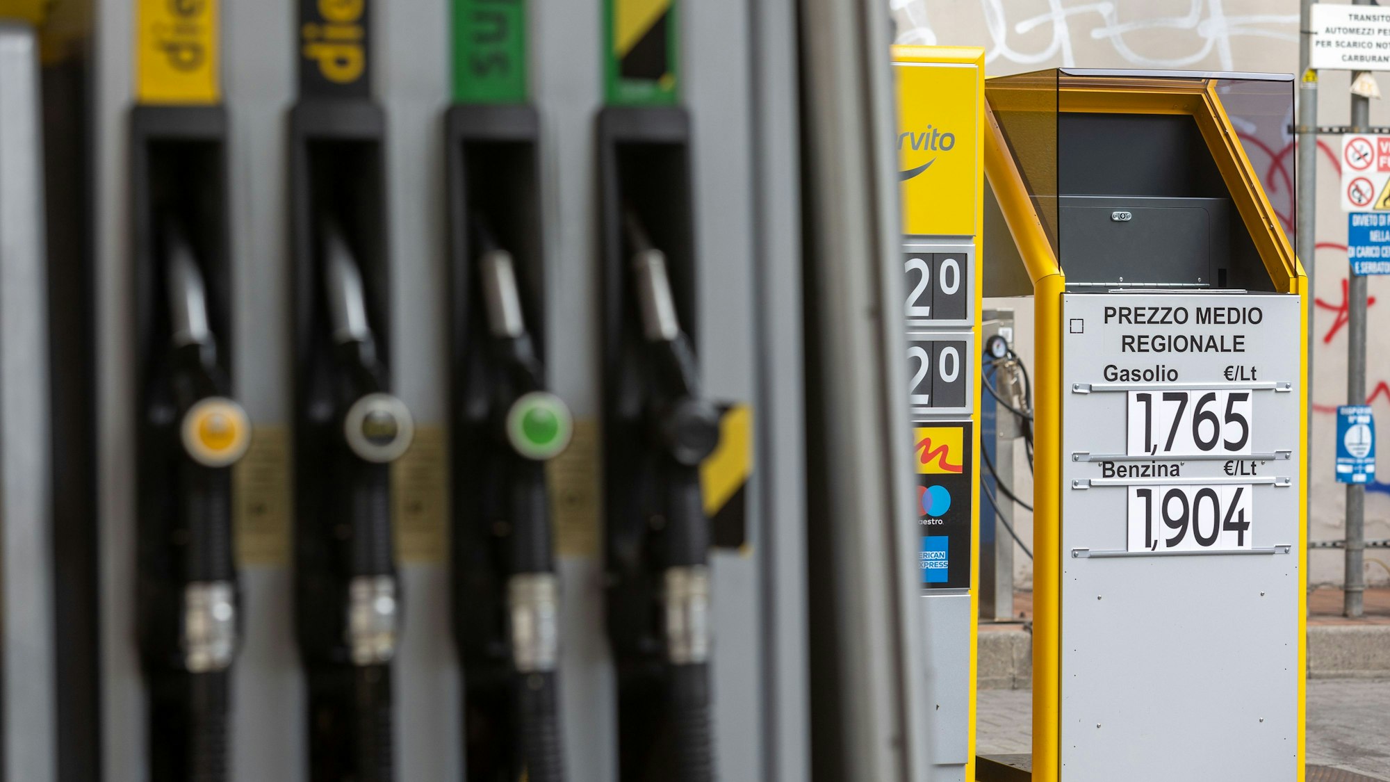 Eine Tankstelle zeigt die Durchschnittspreise für Kraftstoffe an.