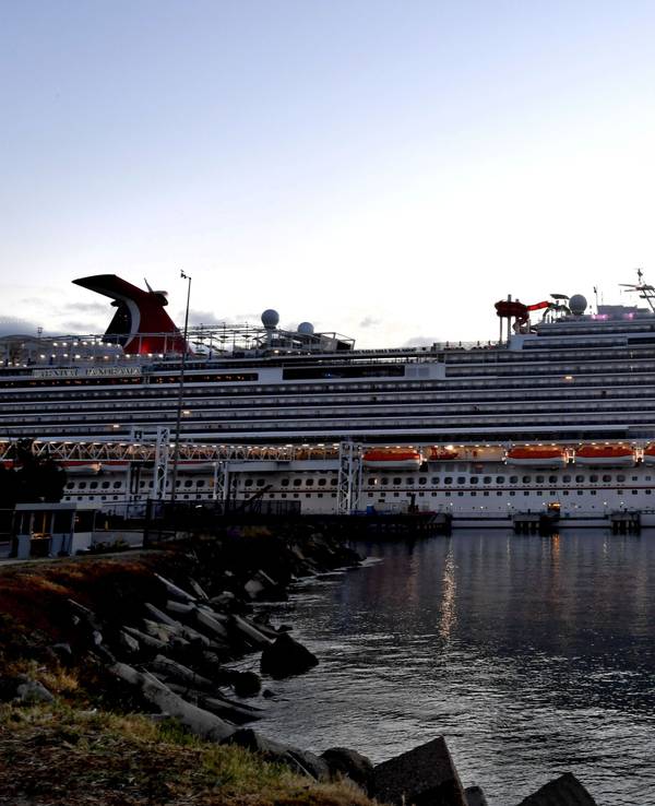 Das Kreuzfahrtschiff „Carnival Panorama“ liegt vor der Küste Kaliforniens.