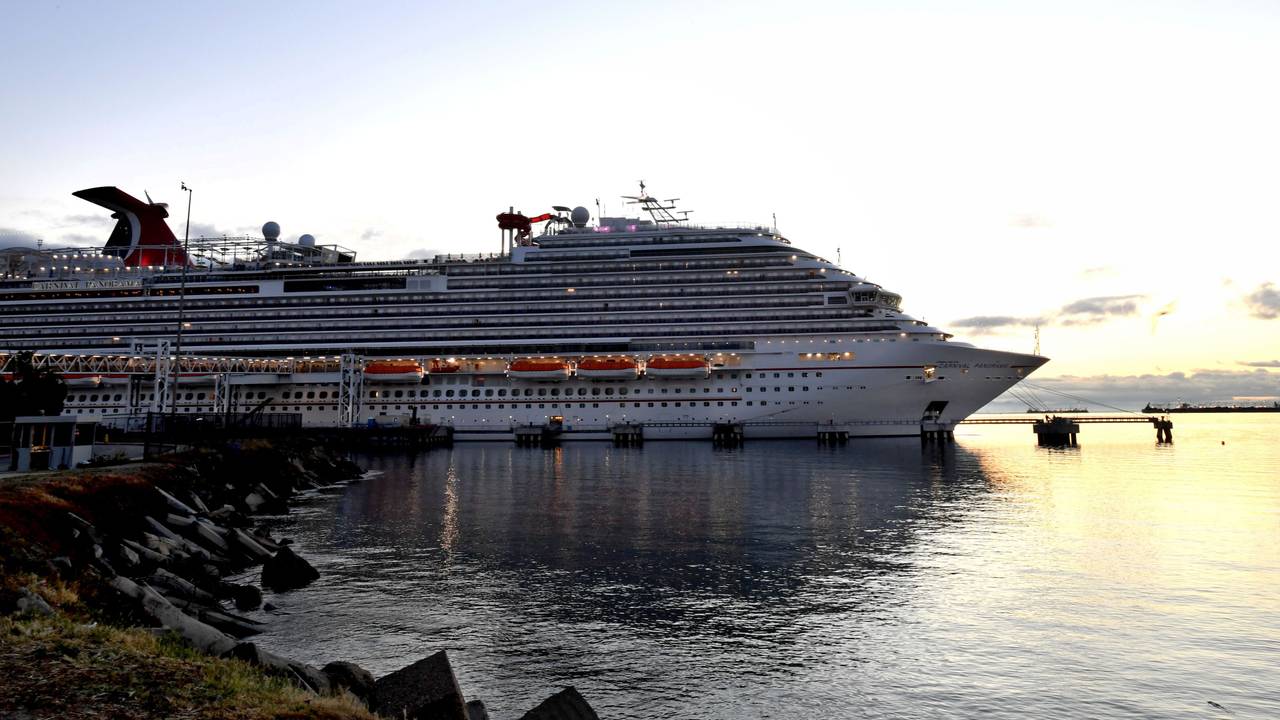 Das Kreuzfahrtschiff „Carnival Panorama“ liegt vor der Küste Kaliforniens.