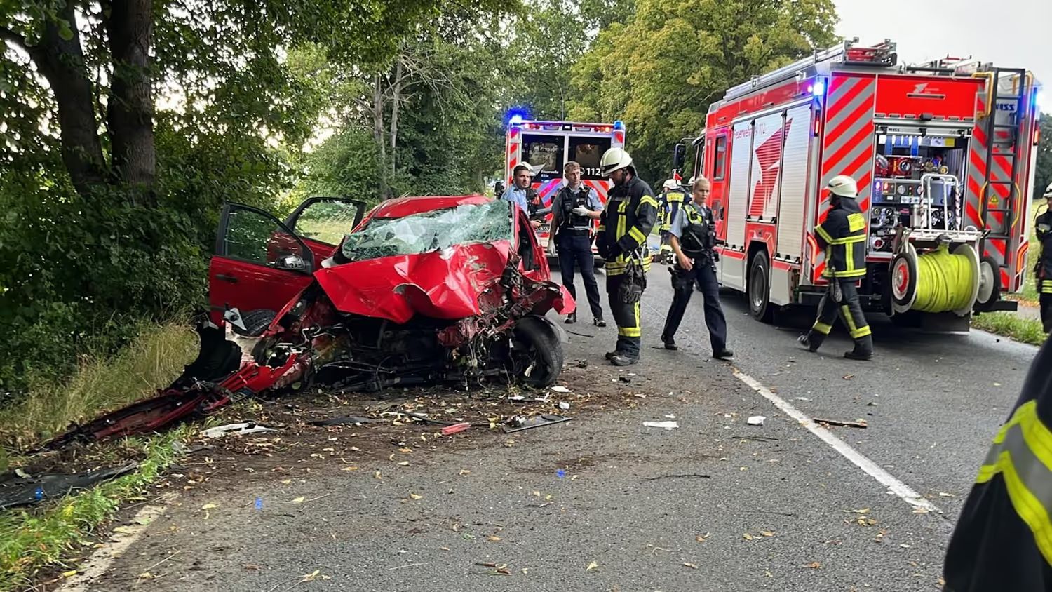 Auf der Neusser Landstraße kam es am Dienstagabend (1. August 2023) zu einem schweren Autounfall. Der Fahrer wurde in seinem stark beschädigten Wagen eingeklemmt.