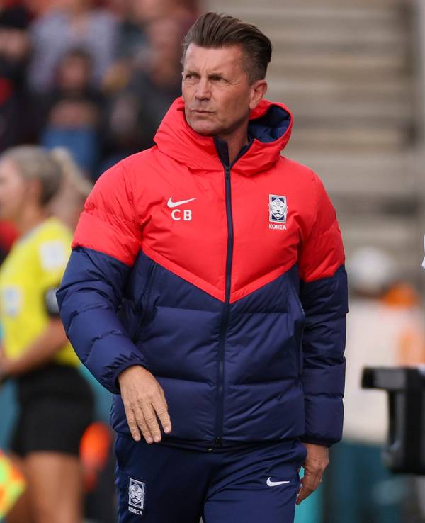 Südkorea-Trainer Colin Bell in Winterjacke.