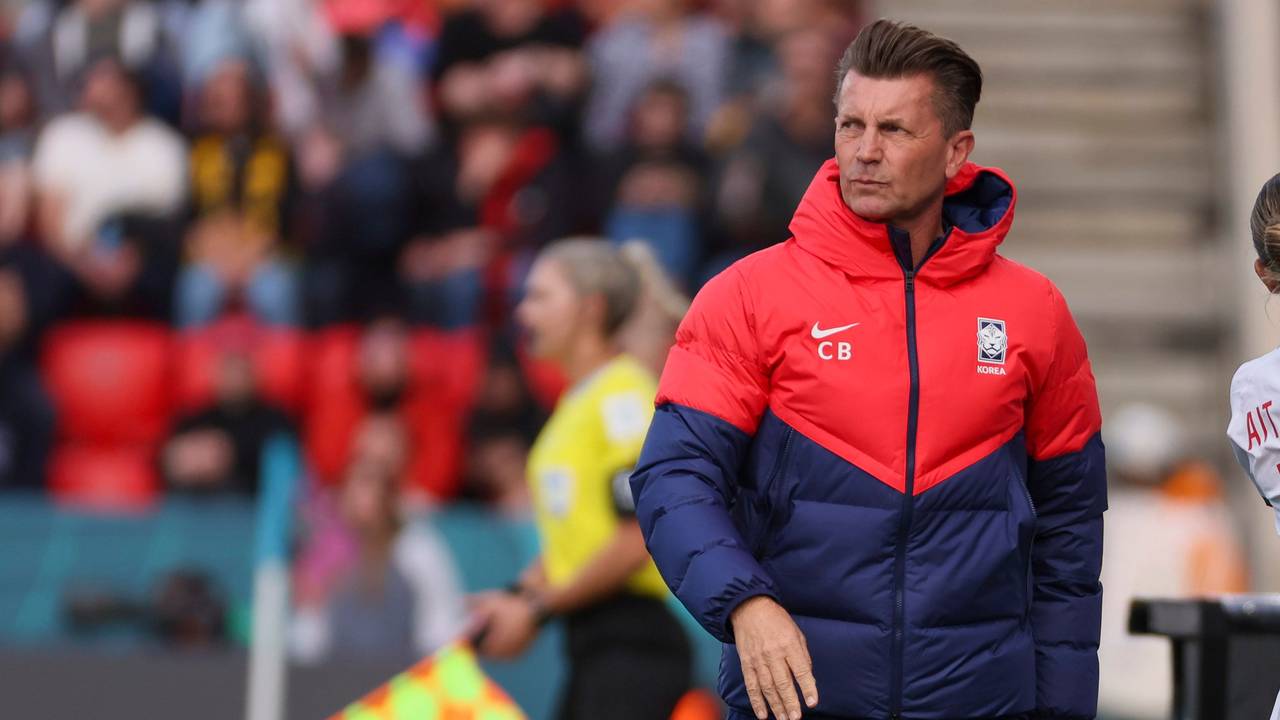 Südkorea-Trainer Colin Bell in Winterjacke.