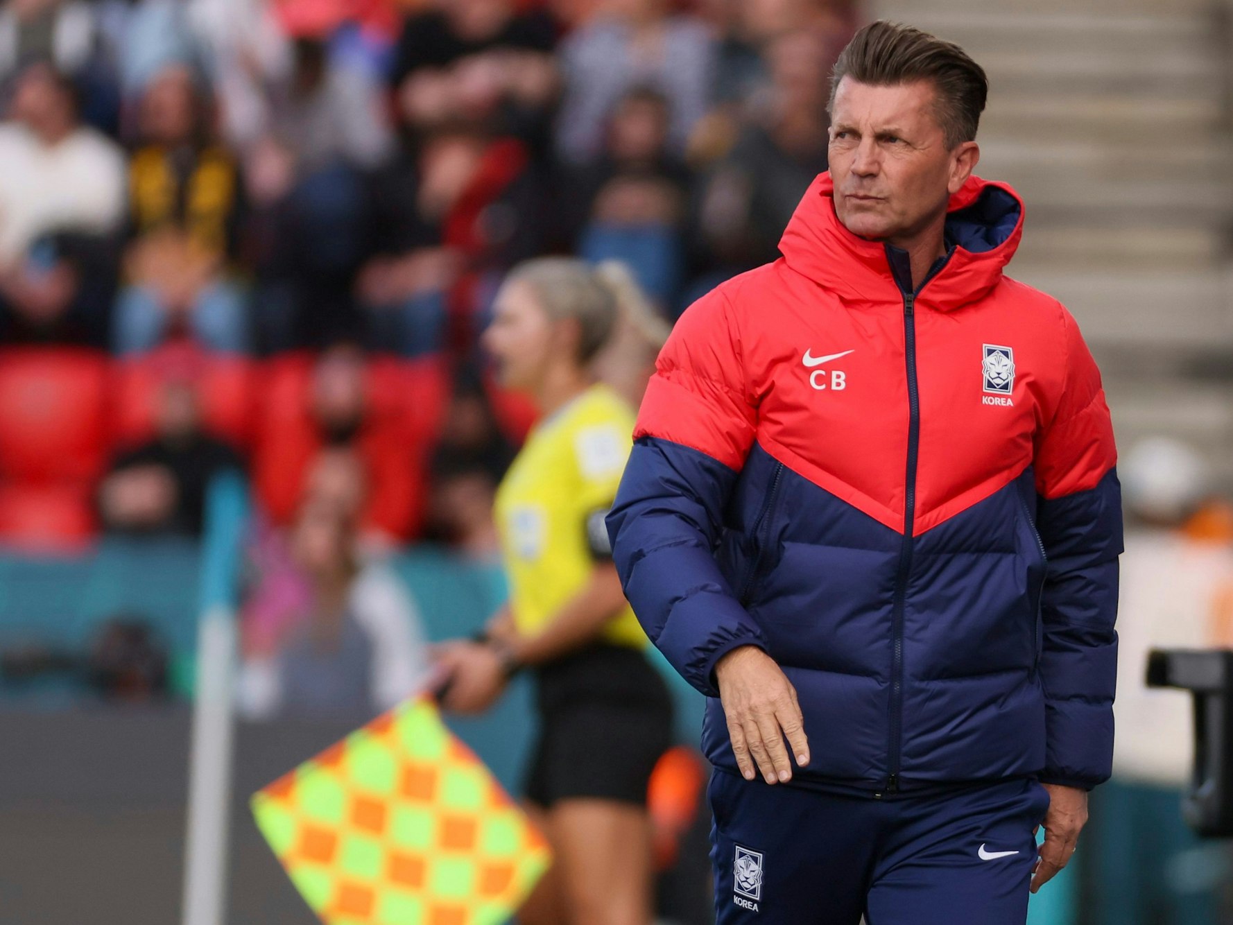 Südkorea-Trainer Colin Bell in Winterjacke.