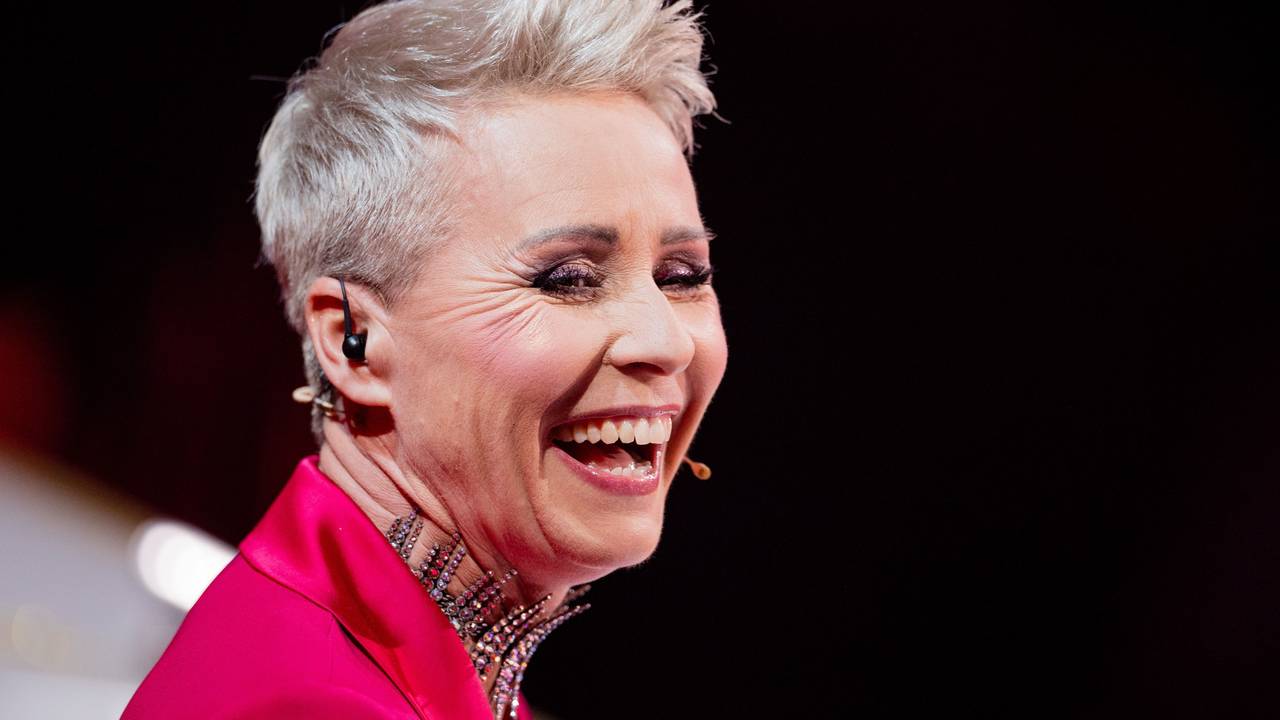 Sonja Zietlow lacht.