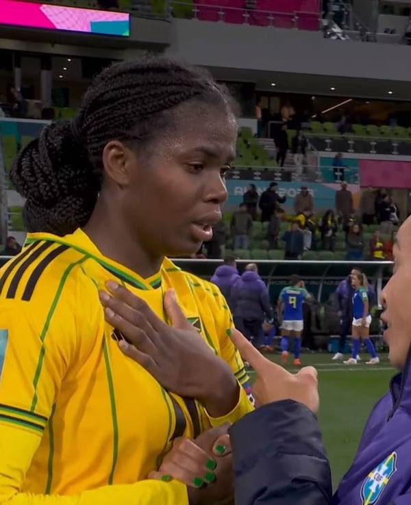 Marta spricht nach dem Spiel der Frauen-WM 2023 zwischen Brasilien und Jamaika mit Gegenspielerin Khadija Shaw.