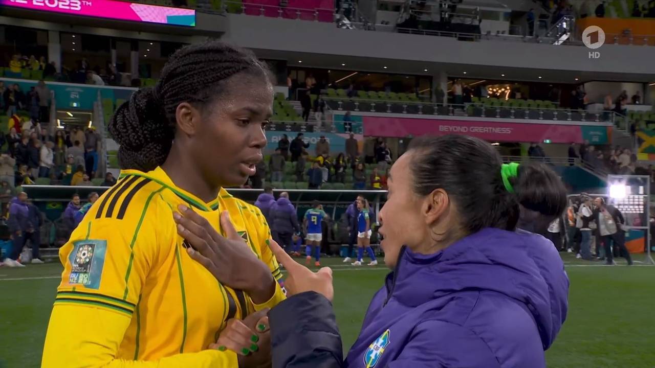 Marta spricht nach dem Spiel der Frauen-WM 2023 zwischen Brasilien und Jamaika mit Gegenspielerin Khadija Shaw.
