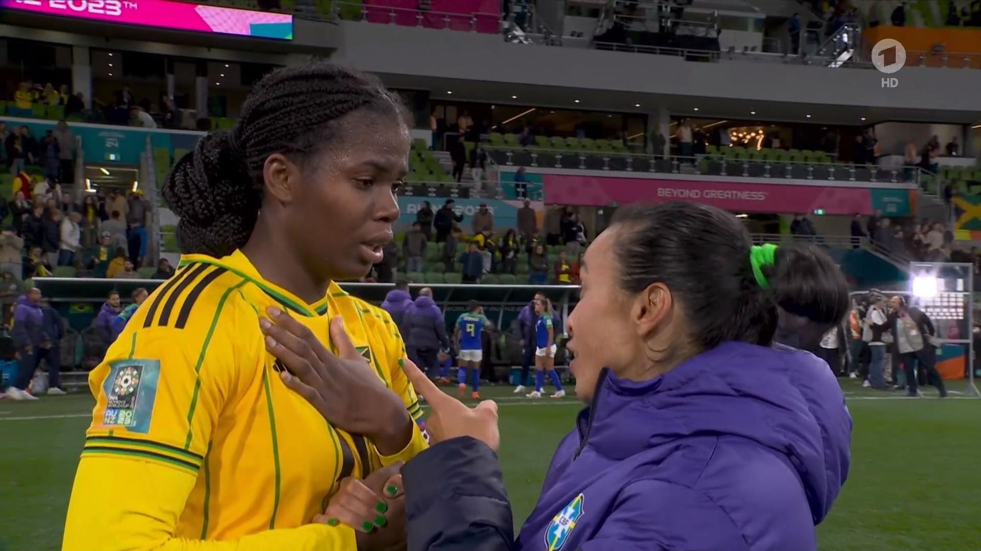 Marta nach Brasiliens WM-Aus im Gespräch mit Jamaika-Star Khadija Shaw.
