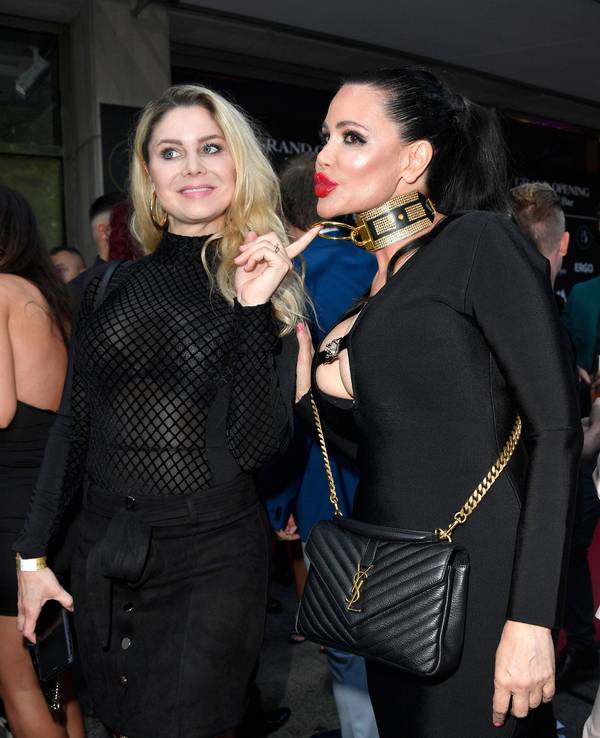 Yvonne Woelke (l.) und Djamila Rowe posieren gemeinsam bei der Eröffnungsfeier der Bellucci Bar in Berlin für ein Foto.