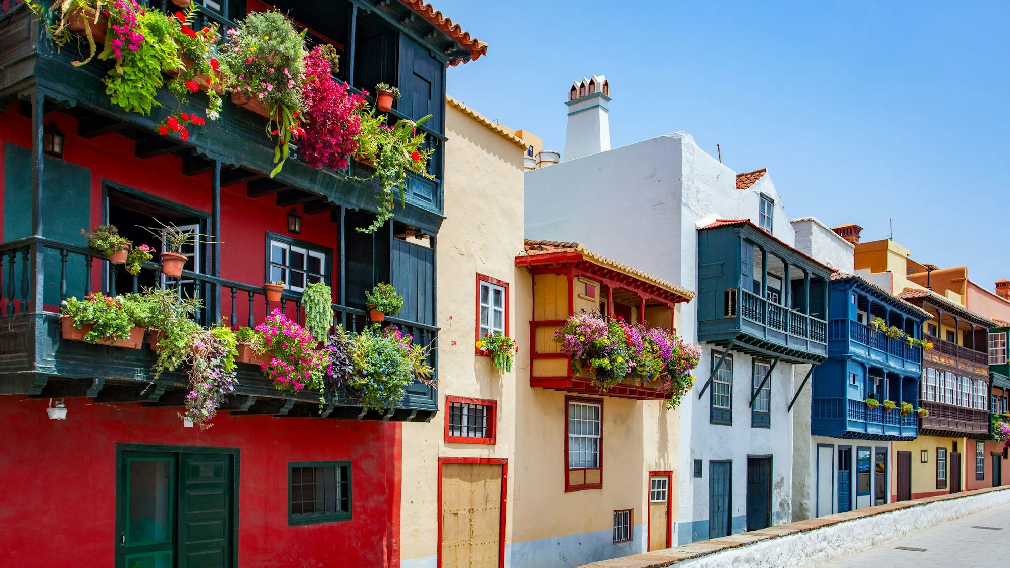 Auf dem Foto sieht man eine typische Straße in Santa Cruz de la Palma.