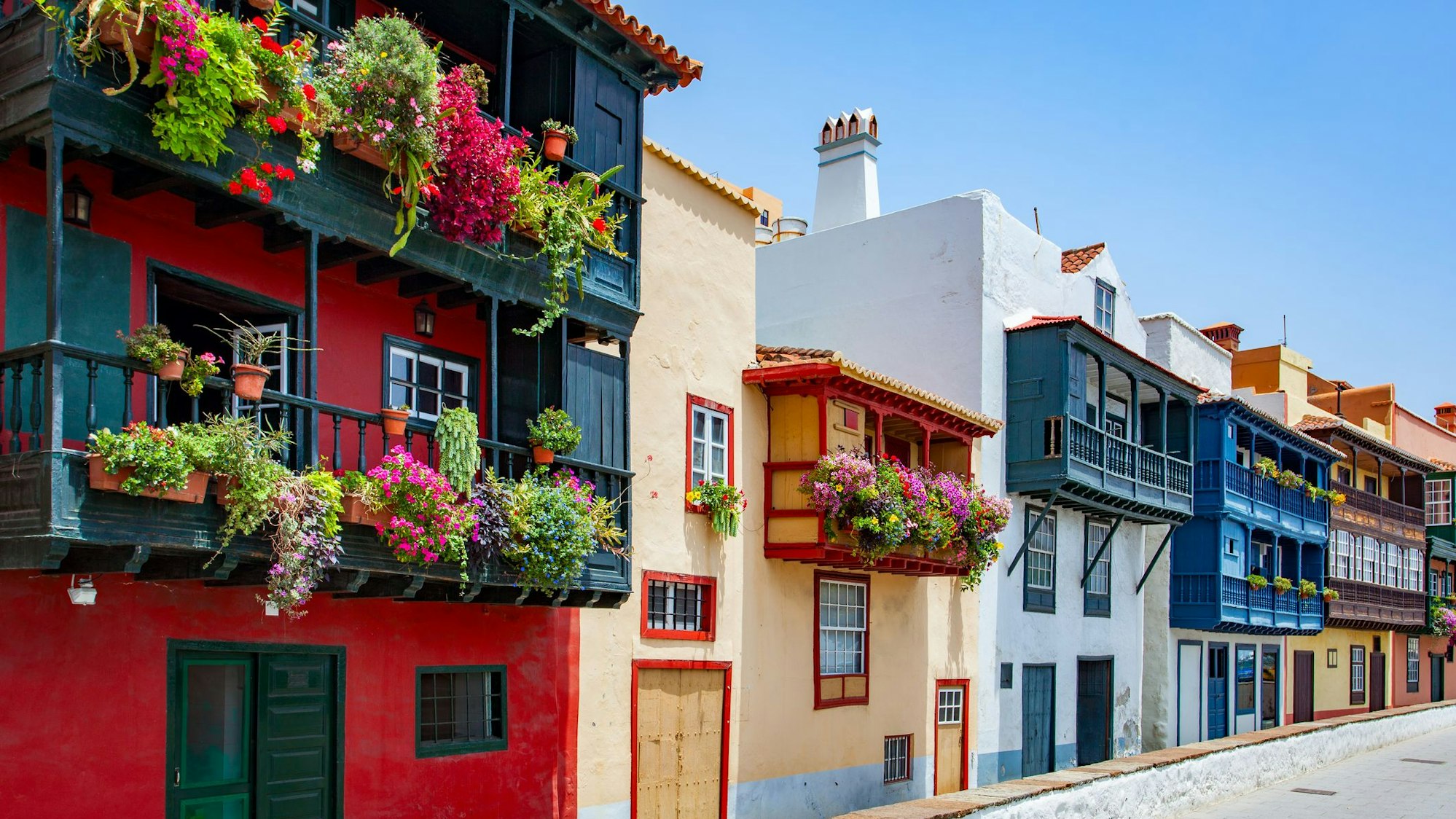 Auf dem Foto sieht man eine typische Straße in Santa Cruz de la Palma.