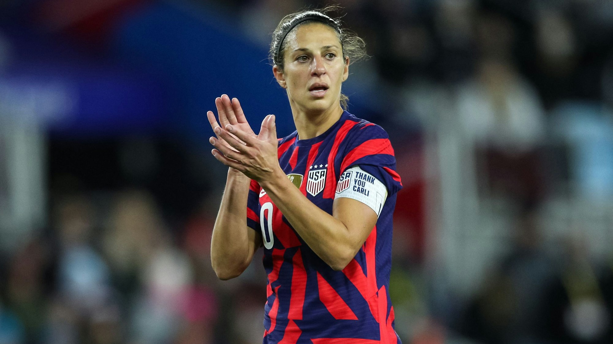 Carlo Lloyd klatscht bei einem Spiel für die USA in die Hände.