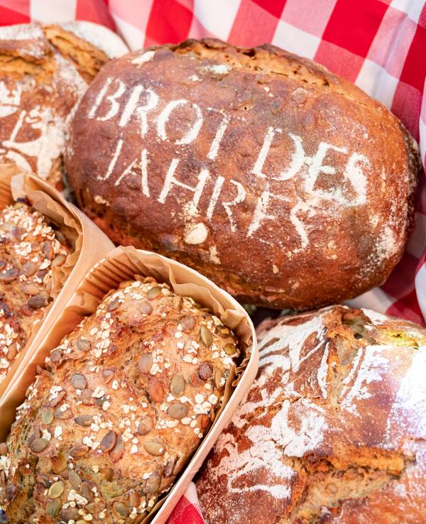Ein Kürbiskernbrot mit der Aufschrift Brot des Jahres