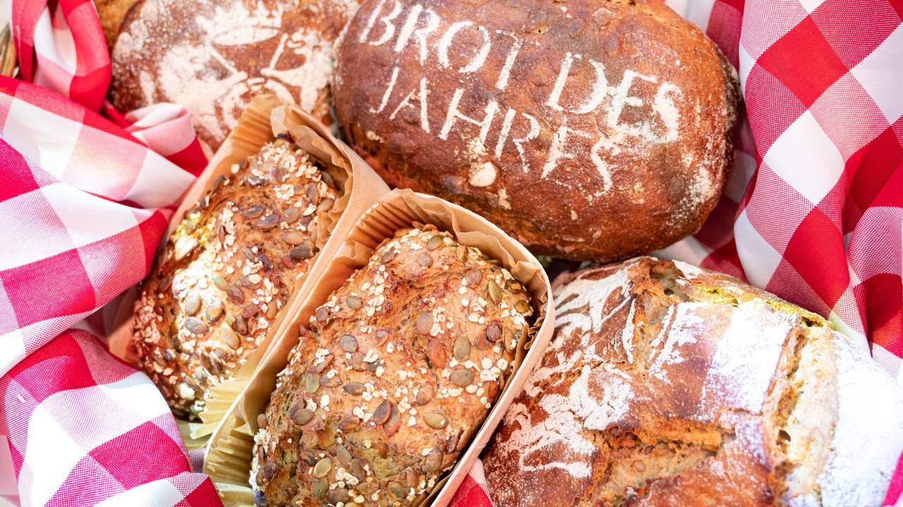 Ein Kürbiskernbrot mit der Aufschrift Brot des Jahres