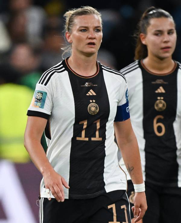 Deutschlands Alexandra Popp und Lena Oberdorf (r.) nach dem zweiten Gegentreffer gegen Kolumbien.