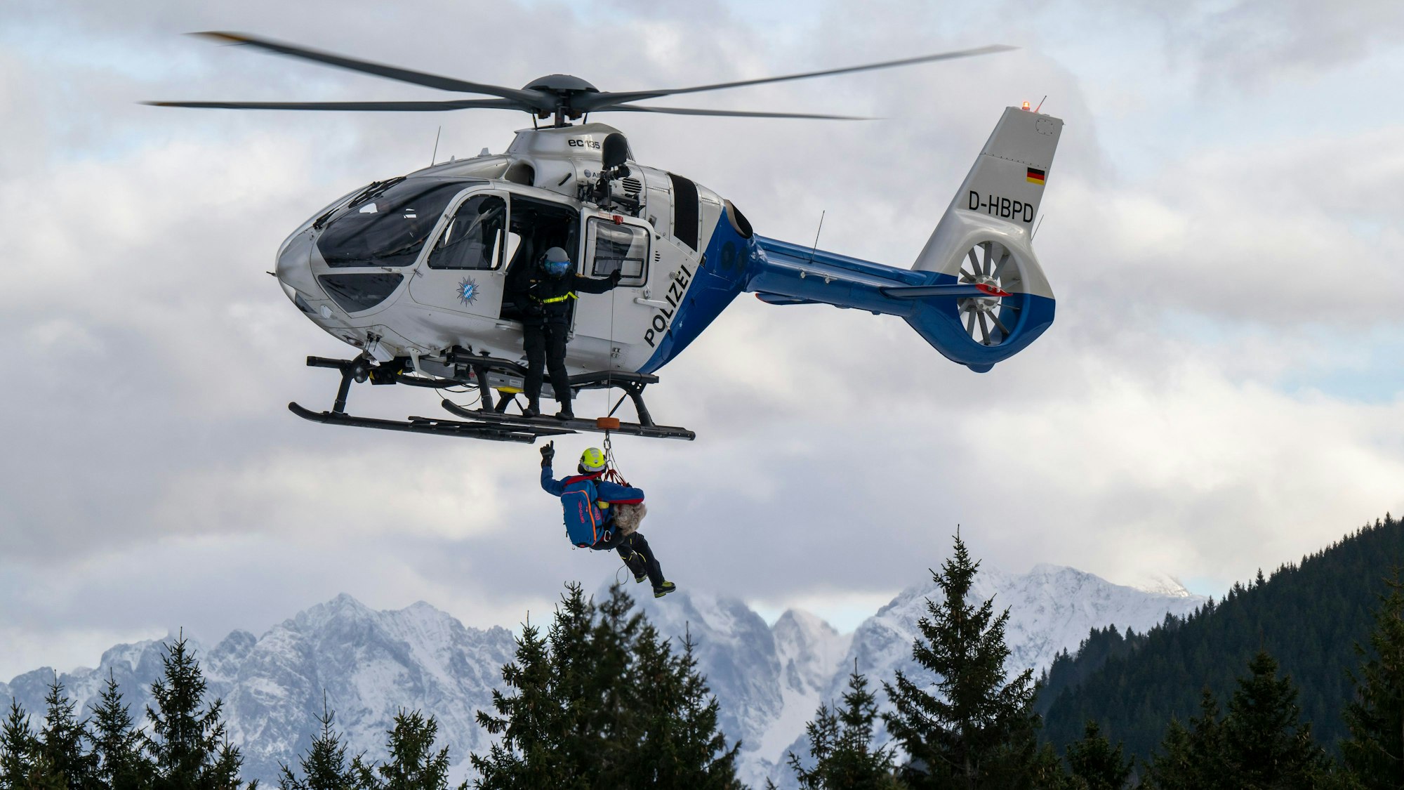 Ein Helikopter rettet eine Person.